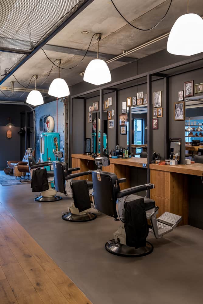 Mark's Barbershop interieurontwerp barbershop met gietvloer en hout