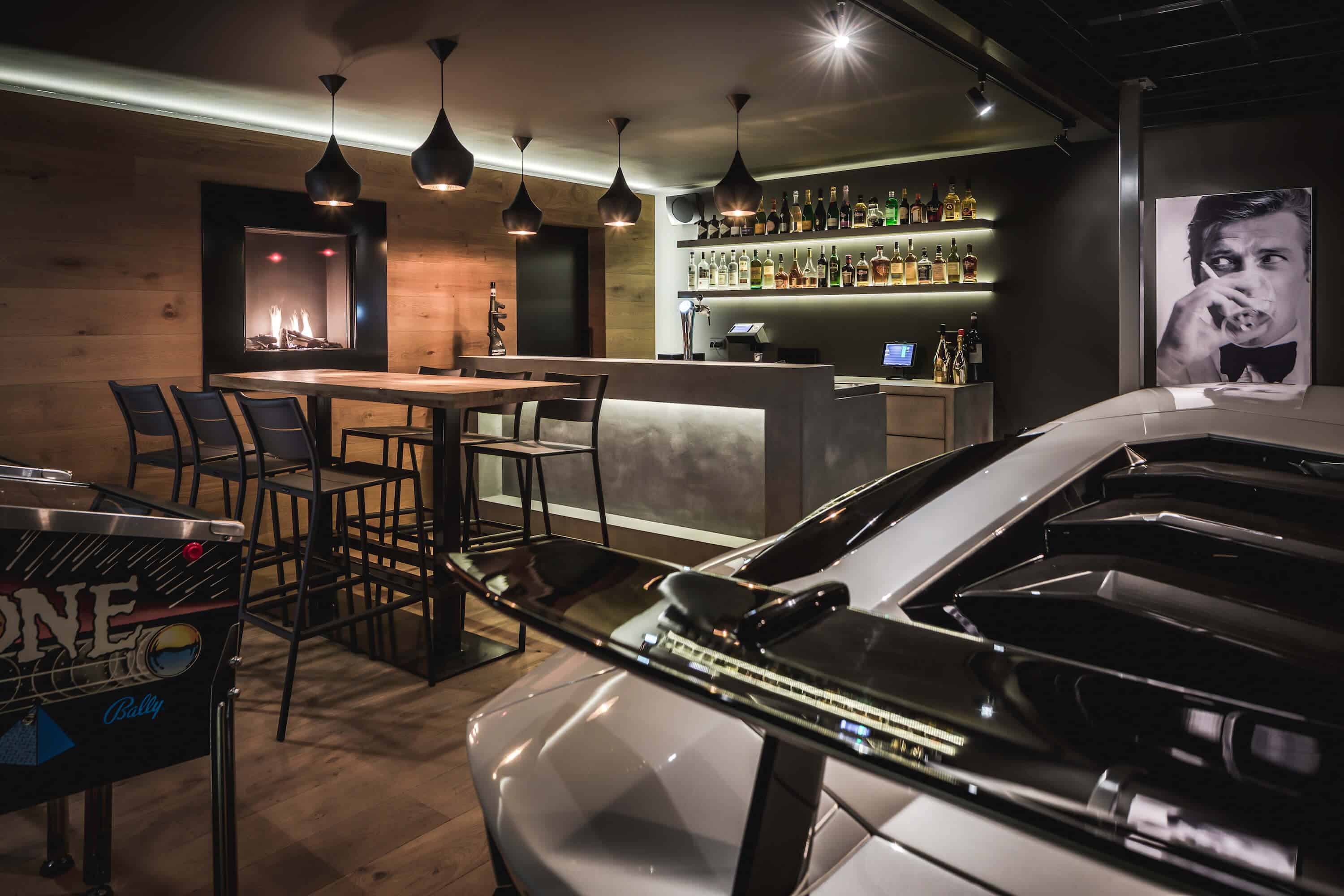 Gave man cave met dure auto bar met openbaard