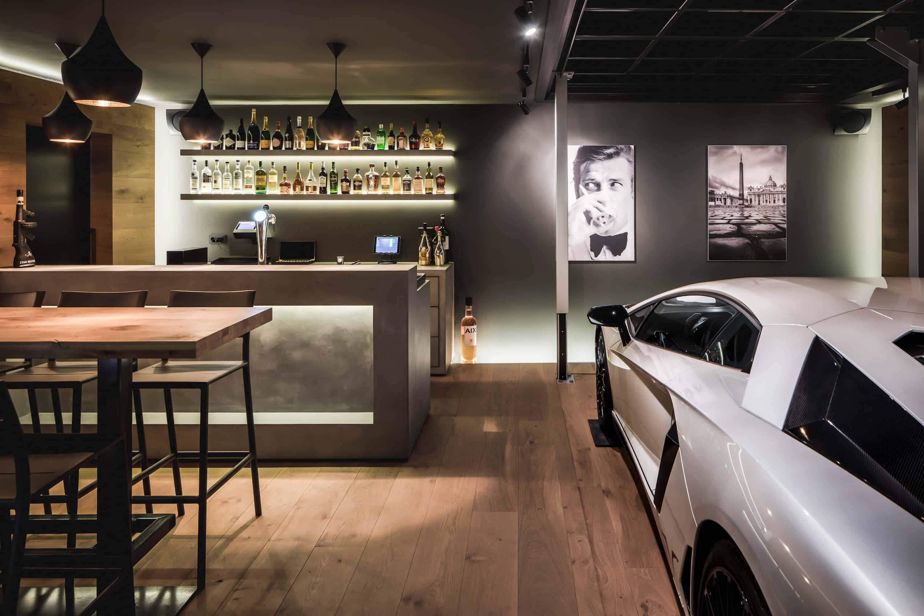 stoere ruige kelder omgetoverd tot man cave met glas whisky films en voetbal