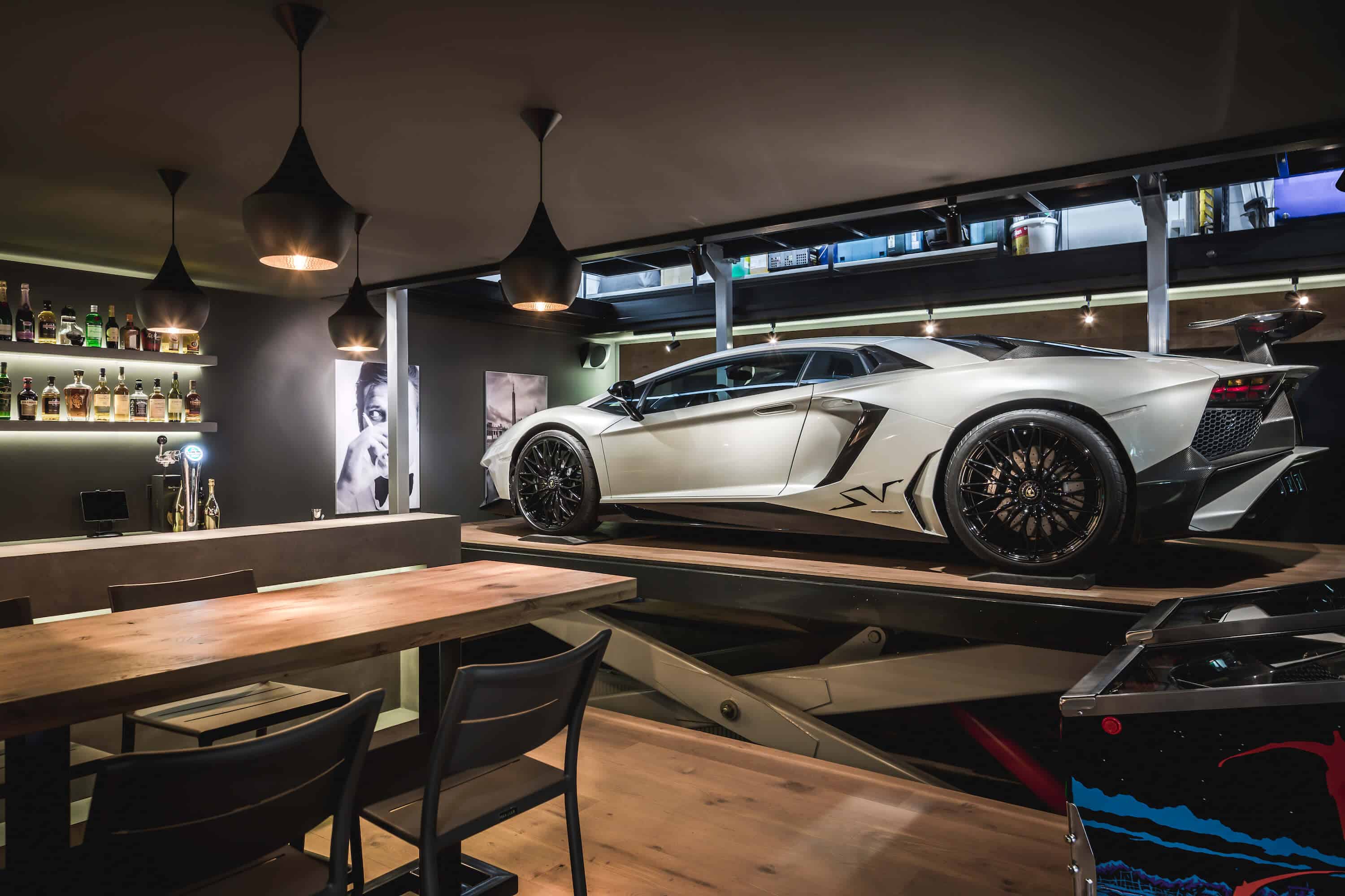 Een lift in de man cave (kelder) waarmee de Lamborghini naar boven en beneden geplaatst kan worden