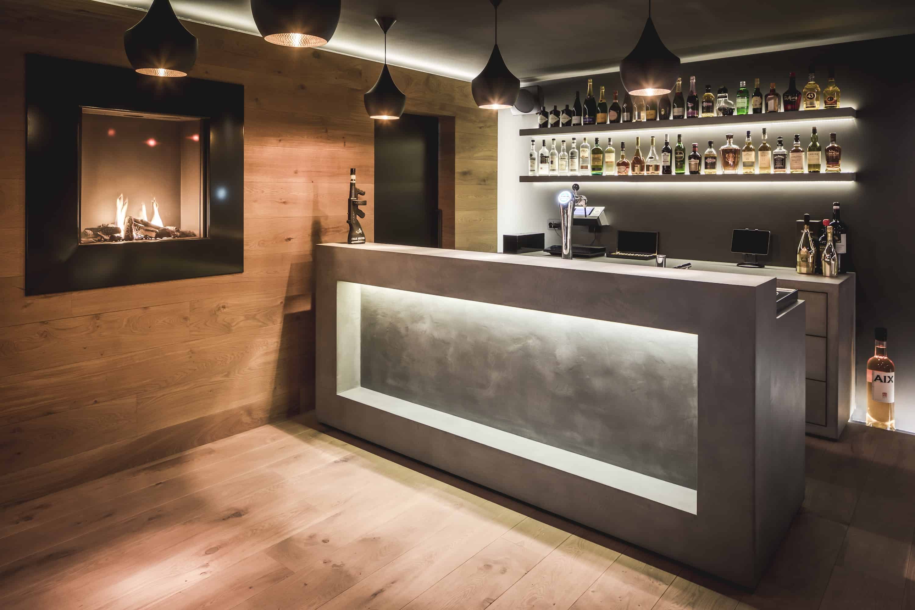Een kelder speciaal met een bar en openhaard met een mooie whisky