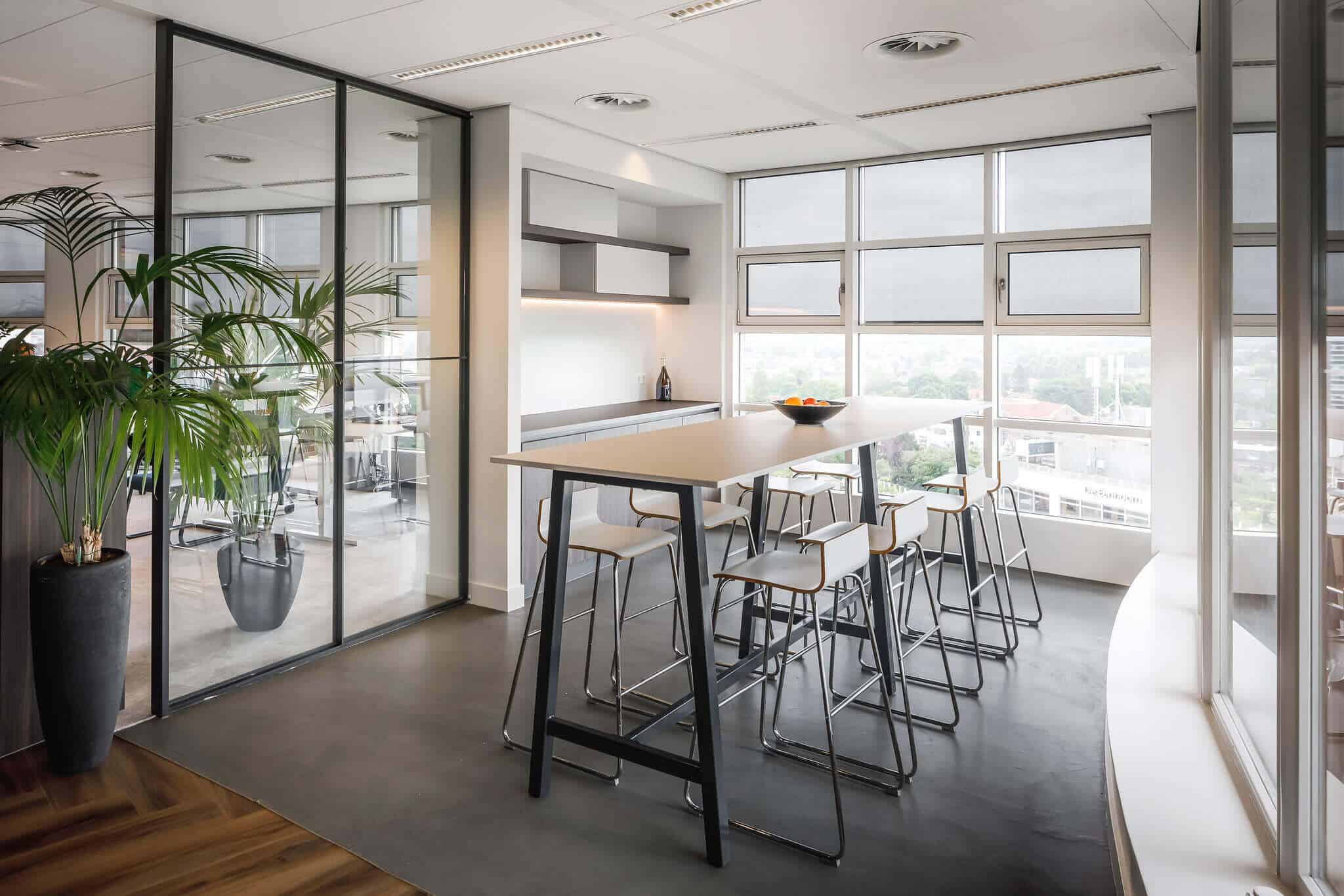 Wildenberg ontwerpt kantoor Delamine indirecte verlichting hoge tafel en barkrukken