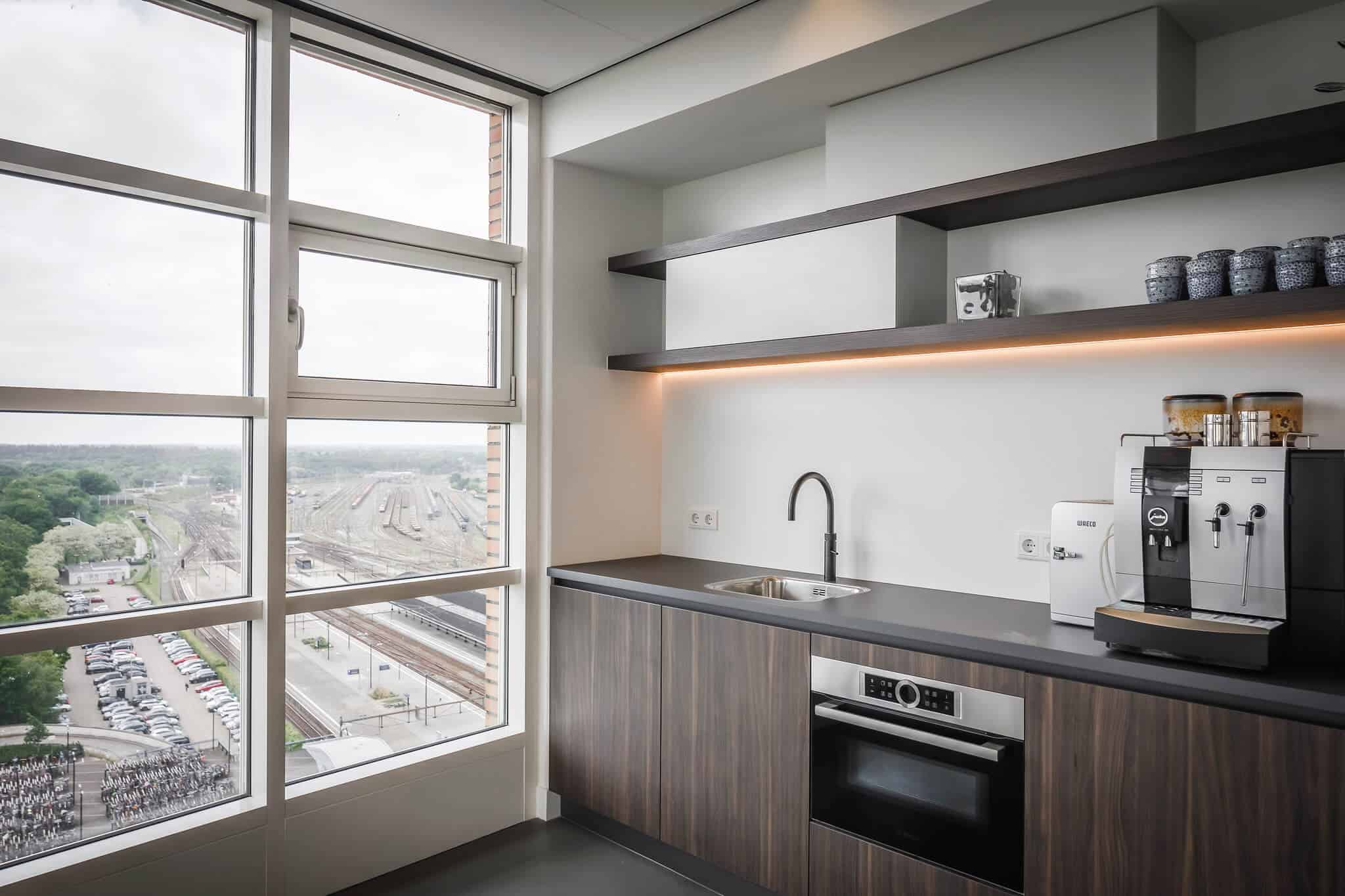 Wildenberg ontwerpt kantoor Delamine indirecte verlichting keuken pantry