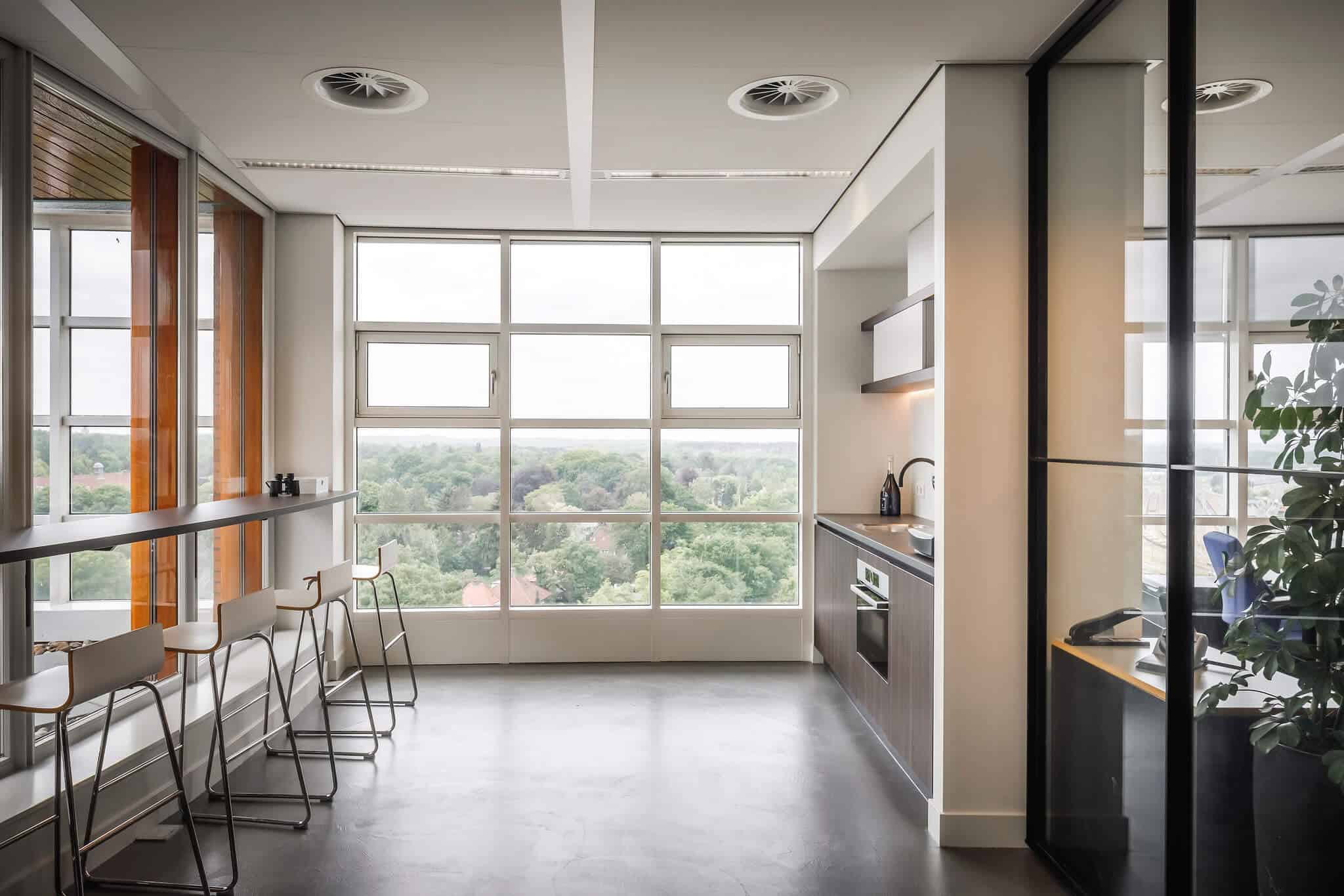 Wildenberg ontwerpt kantoor Delamine indirecte verlichting keuken pantry met krukken