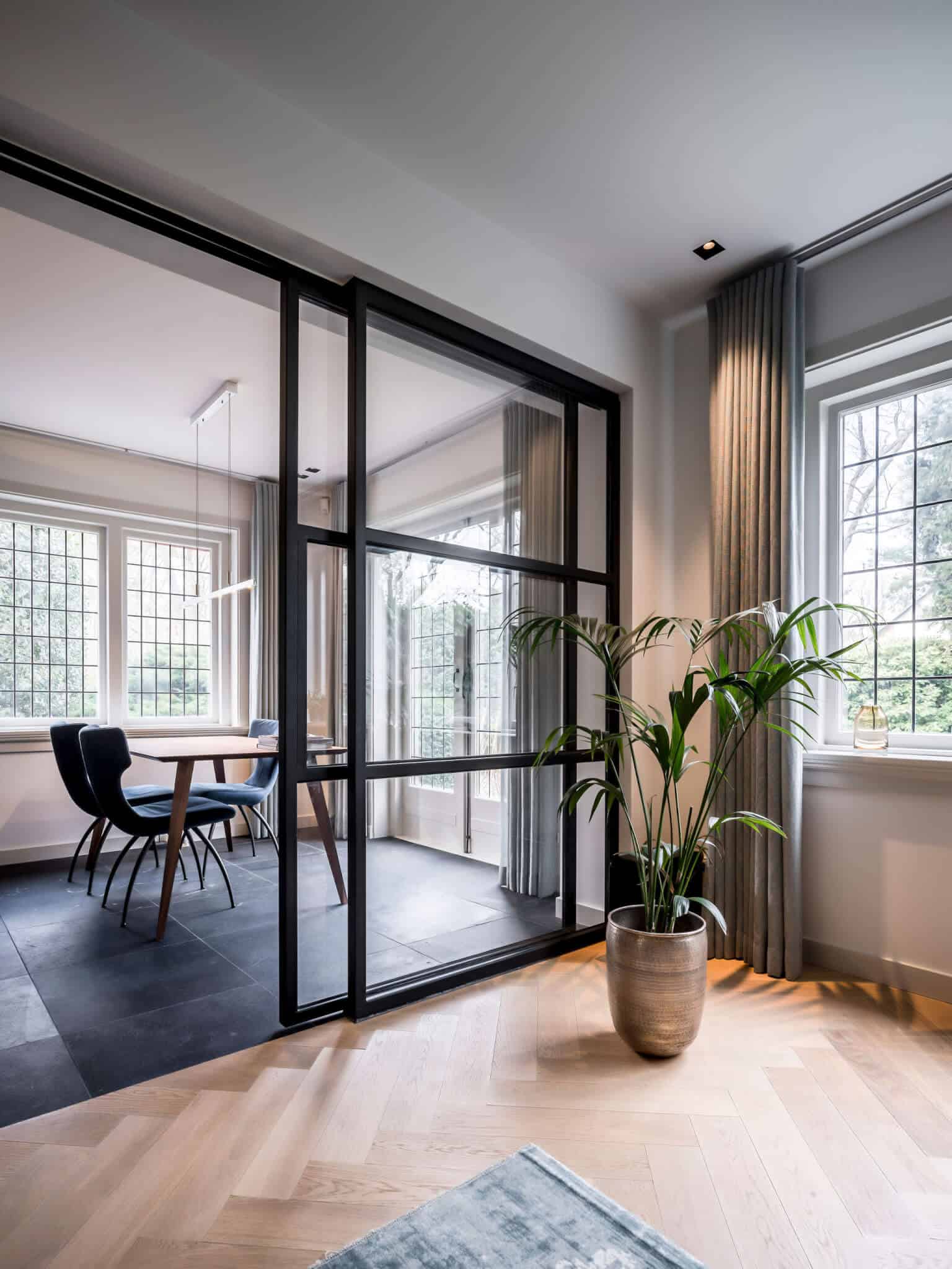 binnenhuisarchitect Wildenberg ontwerpt studeerkamer met stalen schuifdeuren