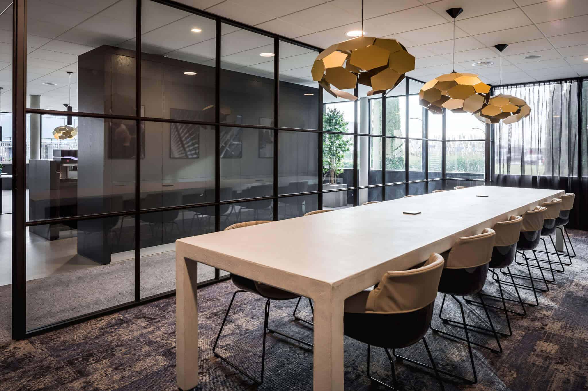 binnenhuisarchitect ontwerp kantoor hanglamp Gispen stoelen Gispen systeemwand Planeffect vloerbedekking Modulyss interieurdesign Wildenberg interieurbouwer Van Keulen
