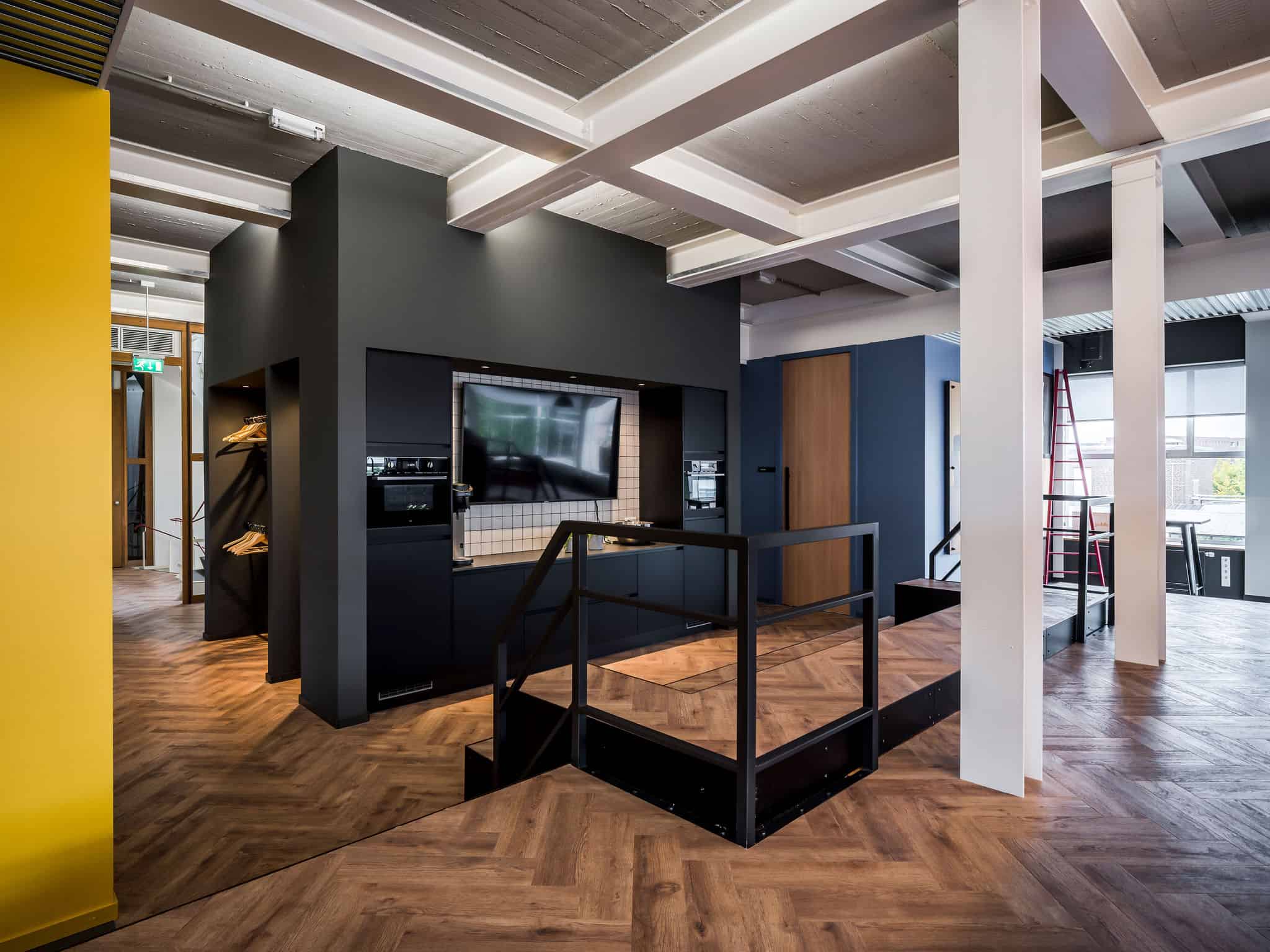 interieurarchitect ontwerpt kantoor aula Newpublic AEG