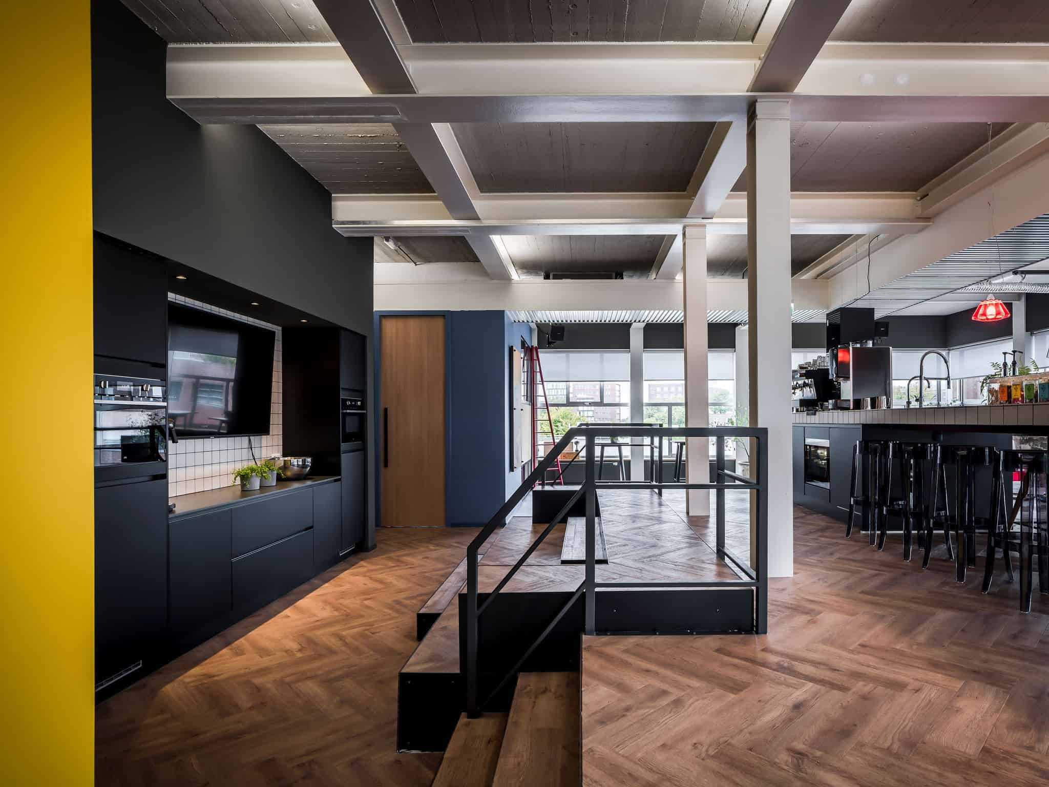 interieurarchitect ontwerpt kantoor aula Newpublic AEG bar krukken aula Quooker Bacchi