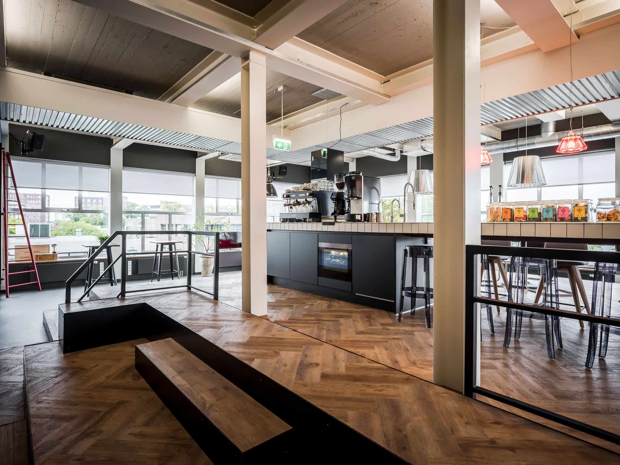 interieurarchitect ontwerpt kantoor aula Newpublic AEG bar krukken aula Quooker Bacchi