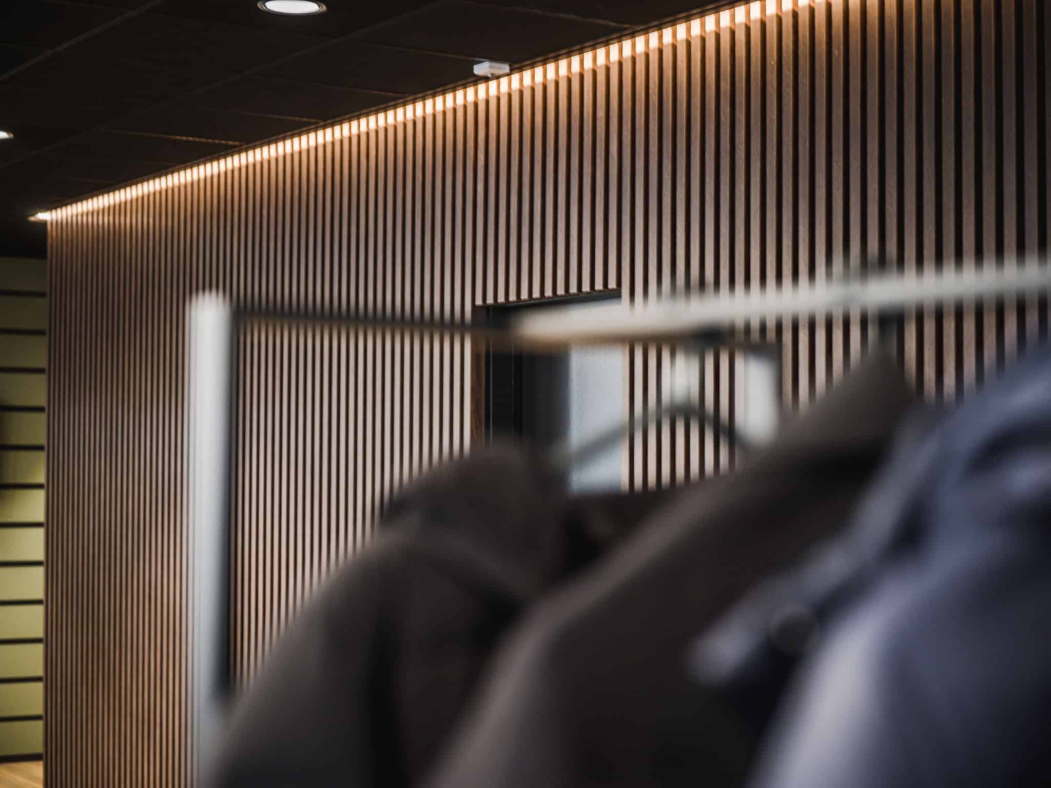 binnenhuisarchitect Wildenberg ontwerp COKZ wanddetail hout Fijri interieurbouw garderobe