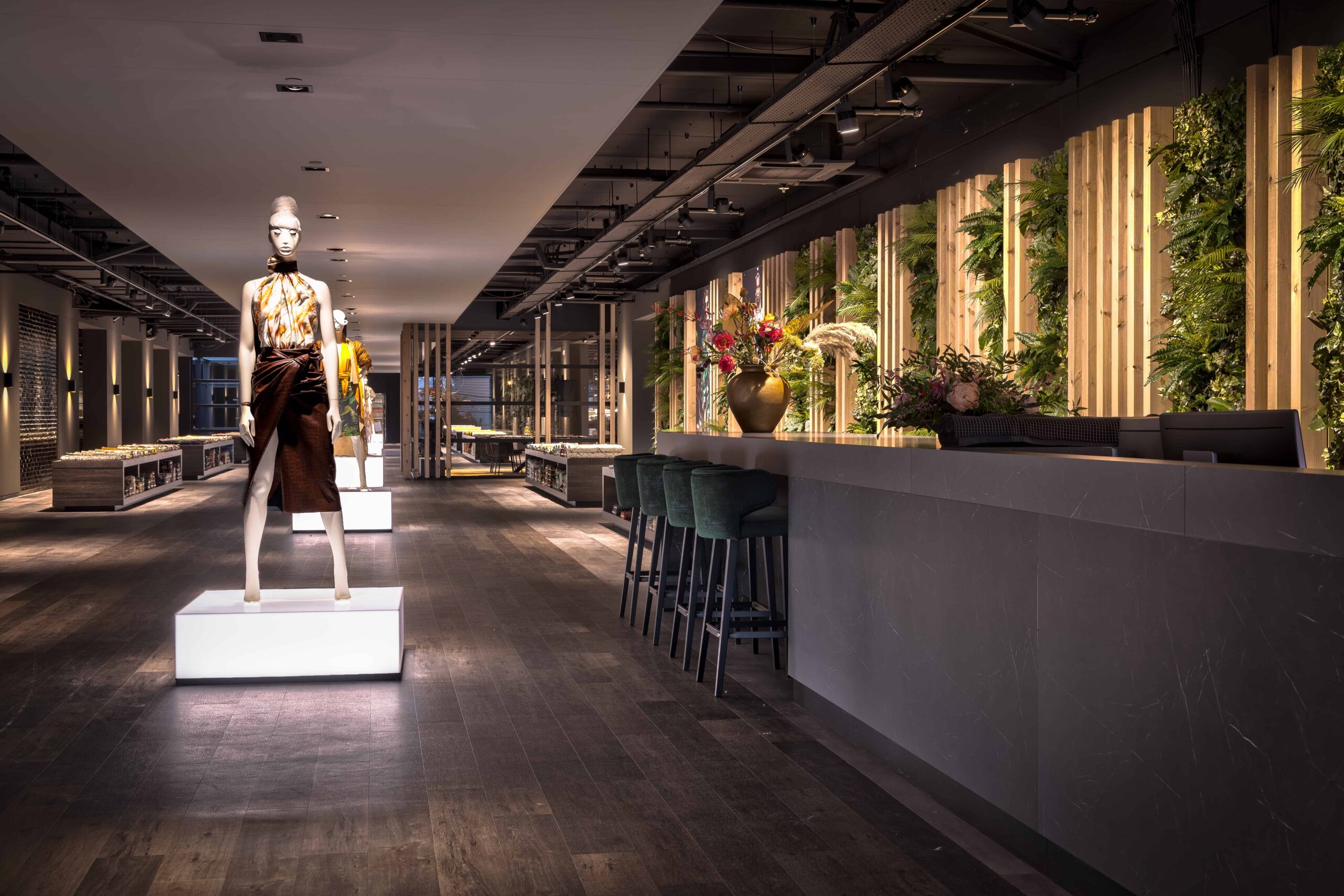 interieurarchitect Wildenberg ontwerp showroom Knipidee Almere receptie balie wsb maretti iboma kerastone objectflor tarkett