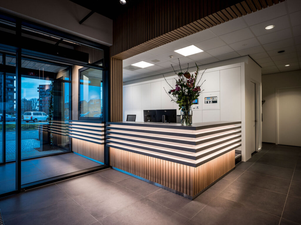 Interieurarchitect Stan Wildenberg kantoor Lomans totaalinstallateurs Capelle balie RobertBoon PlanetOffice Heembouw Hoogendoorn Planeffect Moduleo Fagerhult Viskerinterieurbouw Kerastone Tarkett