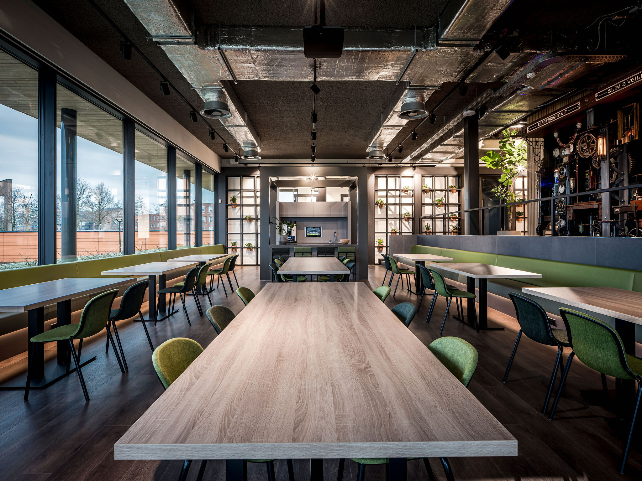 Interieurarchitect Stan Wildenberg kantoor Lomans totaalinstallateurs Capelle bedrijfsrestaurant steampunk RobertBoon PlanetOffice Heembouw Hoogendoorn Planeffect Moduleo Fagerhult Viskerinterieurbouw Kerastone Tarkett