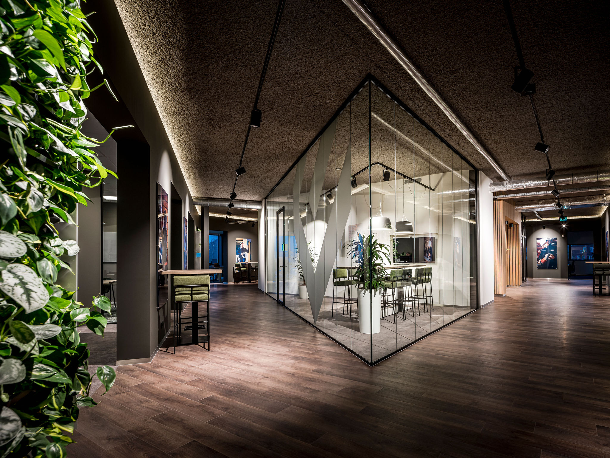 Interieurarchitect Stan Wildenberg kantoor Lomans totaalinstallateurs Capelle werkplek systeemwand gangzone Robert Boon PlanetOffice Heembouw Hoogendoorn Planeffect Moduleo Fagerhult Viskerinterieurbouw Kerastone Tarkett