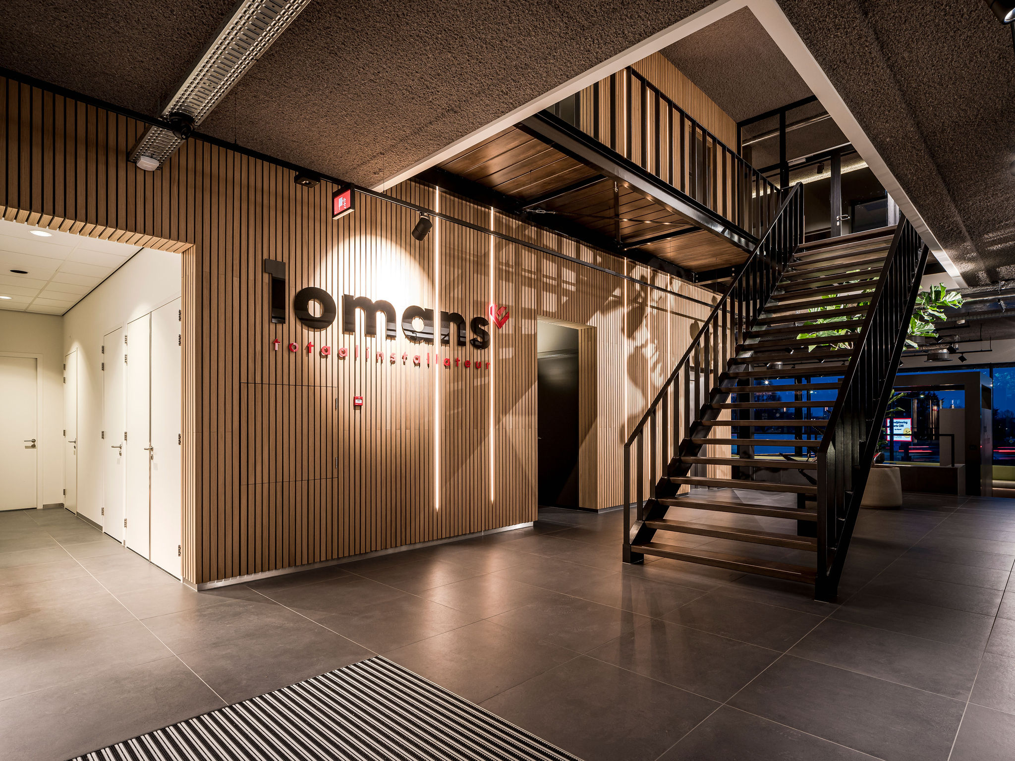 Interieurarchitect Stan Wildenberg kantoor Lomans totaalinstallateurs Capelle vide trap Lomans frontaal RobertBoon PlanetOffice Heembouw Hoogendoorn Planeffect Moduleo Fagerhult Viskerinterieurbouw Kerastone Tarkett