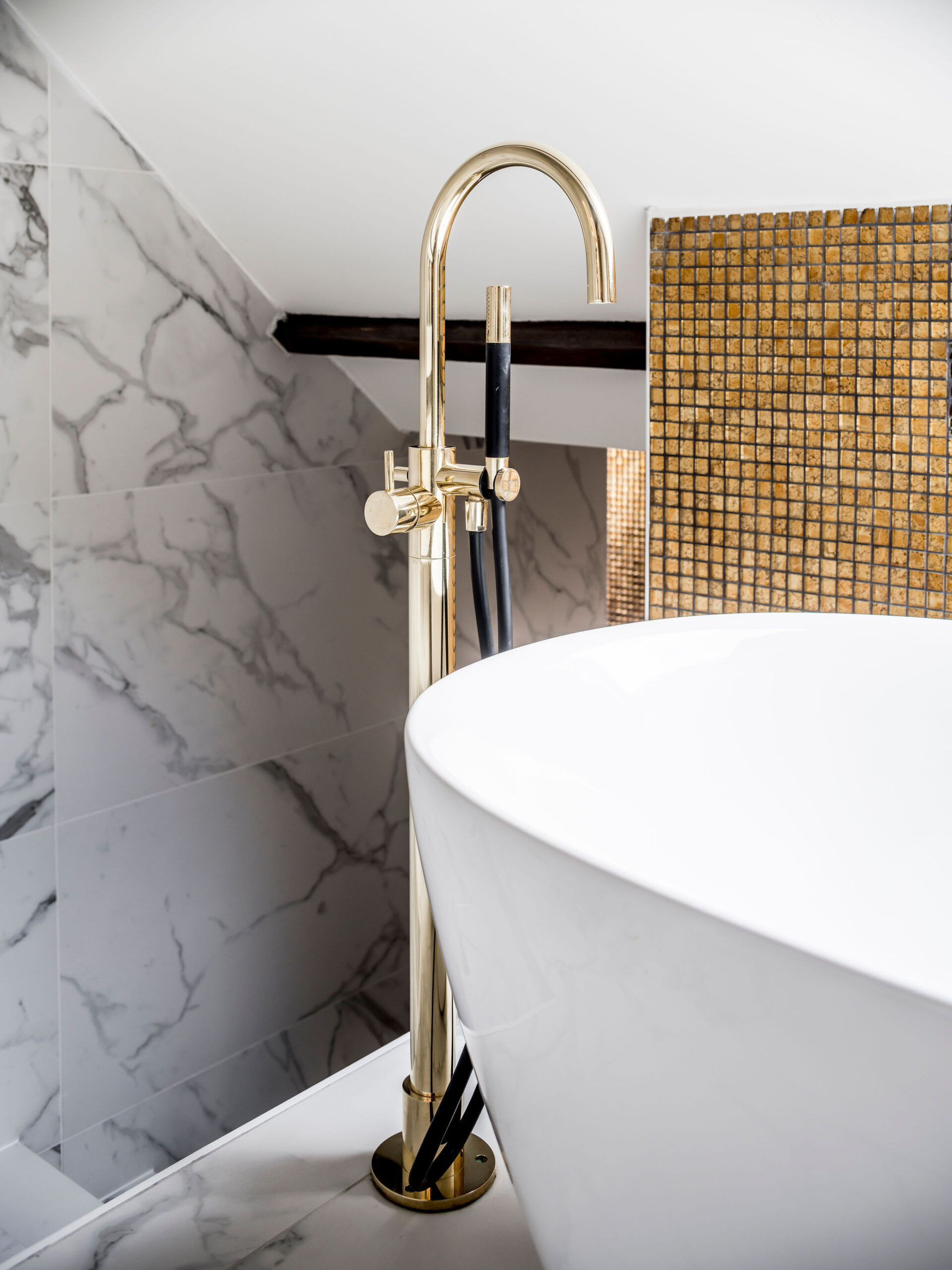 interieurarchitect Stan Wildenberg interieurontwerp interieur interiordesign luxurylifestyle luxuryinteriors luxuryhomes badkamer luxurybathroom gouden badkraan Peter Baas Photography
