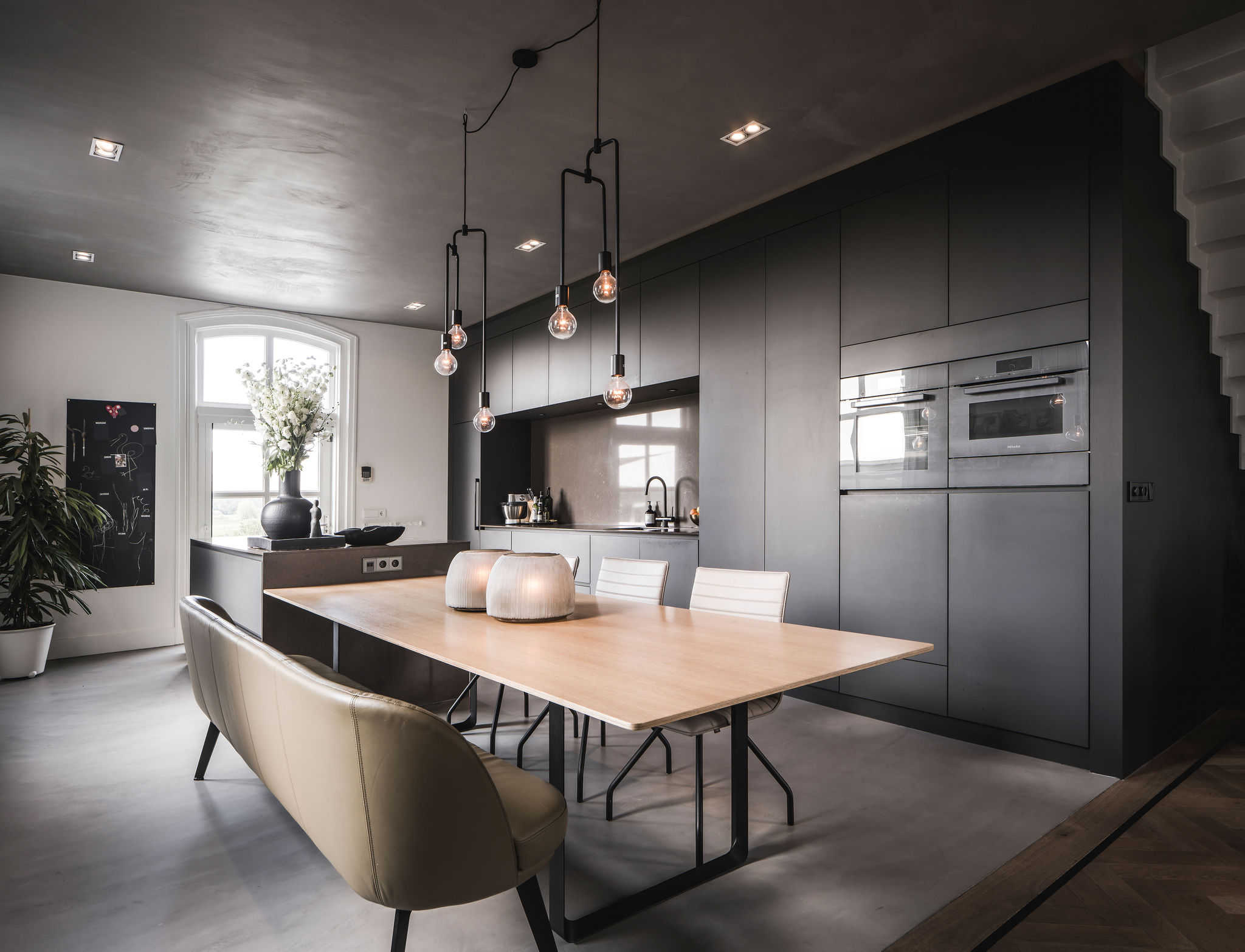 interieurarchitect-Stan-Wildenberg-interieur-interiordesign-luxurylifestyle-luxuryinteriors-luxuryhomes-vide-trap-glasballustrade-Peter-Baas-Photography-keuken bank