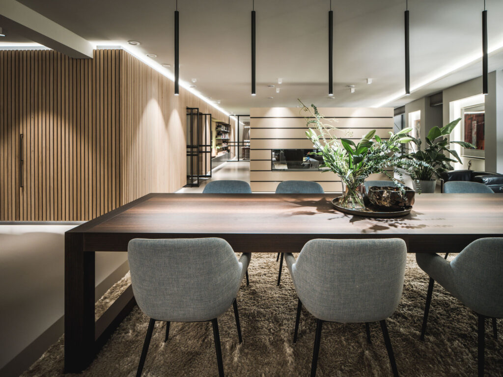 interieurarchitect interiorarchitect Wildenberg ontwerp exclusief interieur binnenhuisarchitect interiordesign exclusive interior luxuryinteriors luxuryhomes eettafel licht lattenwand