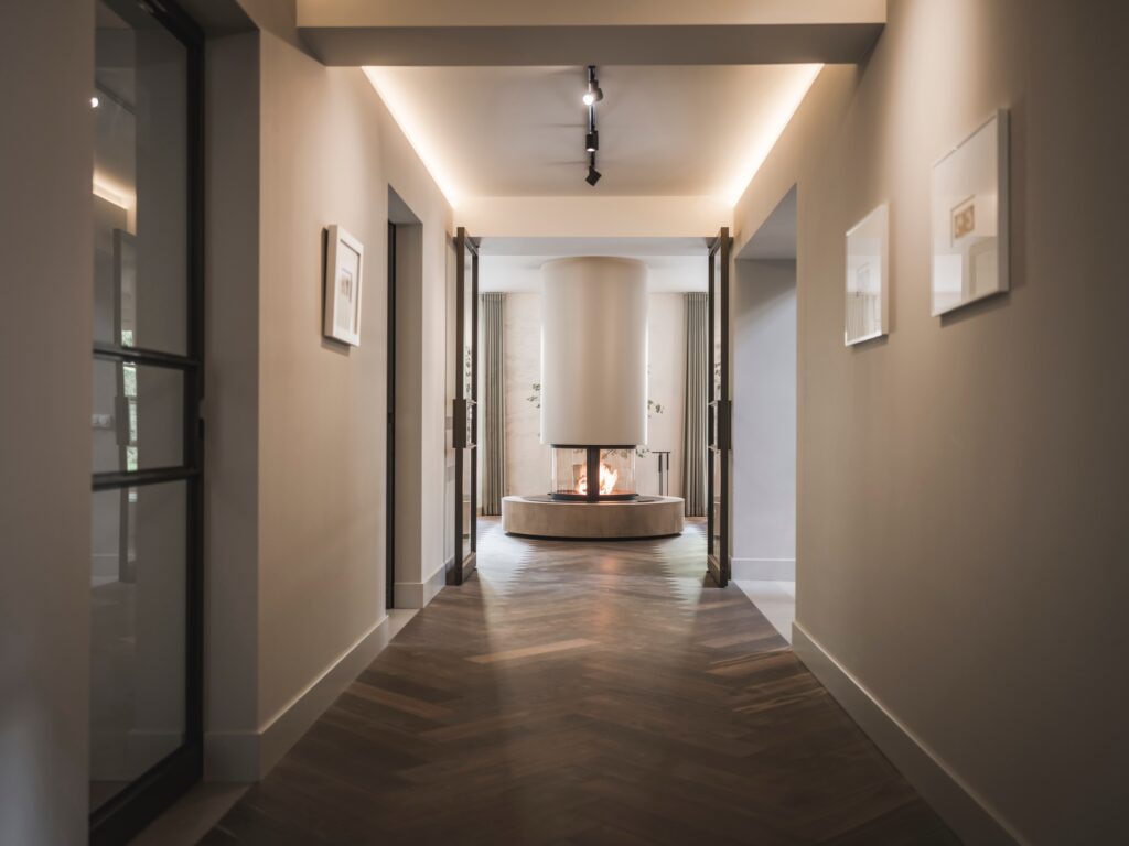 Interieurarchitect Stan Wildenberg Peter Baas sereen wonen haard vanuit hal