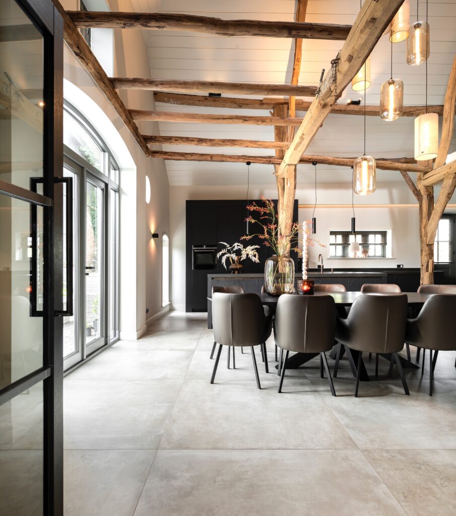 interieurarchitect interiorarchitect Wildenberg exclusief interieur binnenhuisarchitect interieurinspiratie verbouwing woonboerderij vaas tafel