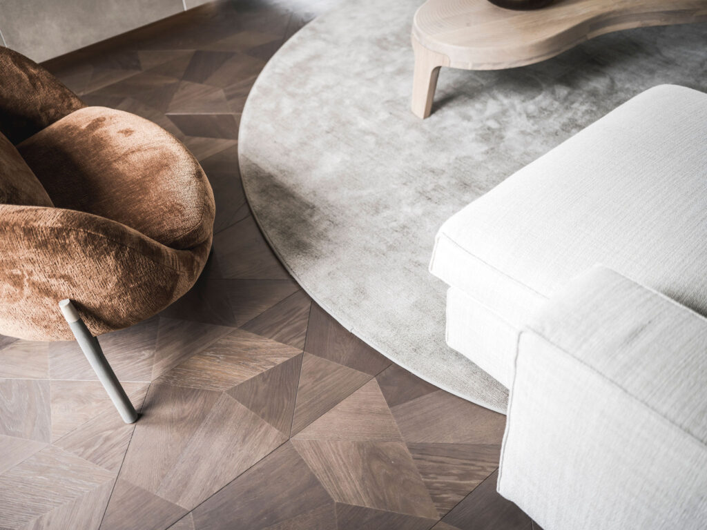 Detailopname van vloer, kleed, bank en stoel in een interieur van Wildenberg