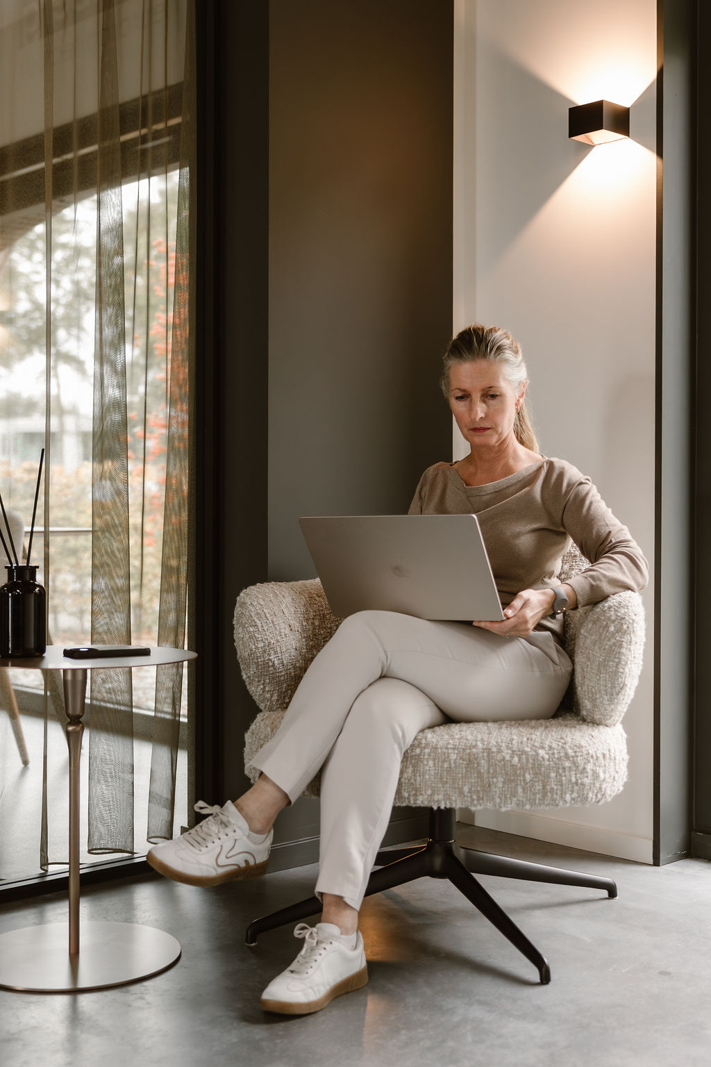 Linda van den Wildenberg aan het werk achter de laptop
