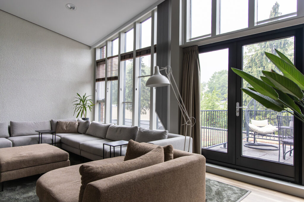 interieurarchitect Wildenberg Ontmoetingskerk Amersfoort Teus van Hogevest Van Hoeijen keuken met raam en zithoek