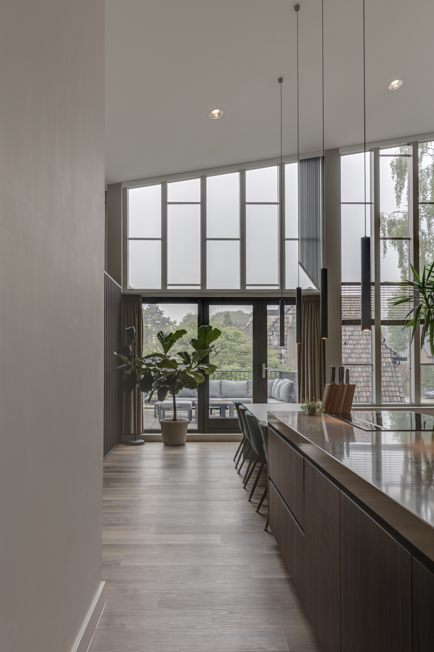 interieurarchitect Wildenberg Ontmoetingskerk Amersfoort Teus van Hogevest Van Hoeijen keuken met raam en balkonzicht
