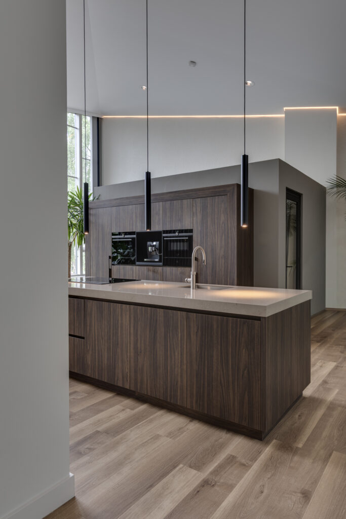 interieurarchitect Wildenberg Ontmoetingskerk Amersfoort Teus van Hogevest Van Hoeijen keuken met raam en hanglampen