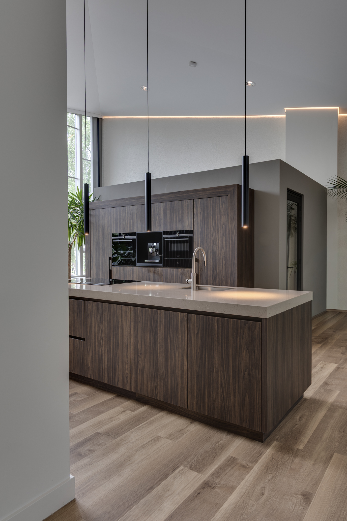 interieurarchitect Wildenberg Ontmoetingskerk Amersfoort Teus van Hogevest Van Hoeijen keuken met raam en hanglampen