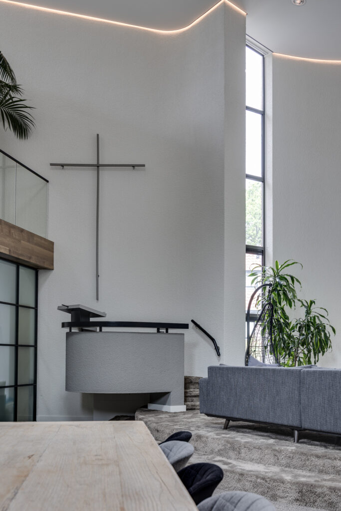 interieurarchitect Wildenberg Ontmoetingskerk Amersfoort Teus van Hogevest Van Hoeijen spreekgestoelte en liturgisch centrum