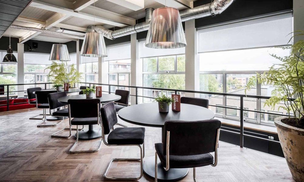 interieurarchitect ontwerpt keuken bar krukken kantoor Newpublic bedrijfsrestaurant