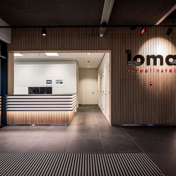 Interieurarchitect Stan Wildenberg kantoor Lomans totaalinstallateurs Capelle balie Lomans frontaal RobertBoon PlanetOffice Heembouw Hoogendoorn Planeffect Moduleo Fagerhult Viskerinterieurbouw Kerastone Tarkett