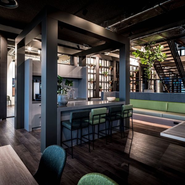 Interieurarchitect Stan Wildenberg kantoor Lomans totaalinstallateurs Capelle bedrijfsrestaurant flexwerkplek Robert Boon PlanetOffice Heembouw Hoogendoorn Planeffect Moduleo Fagerhult Viskerinterieurbouw Kerastone Tarkett