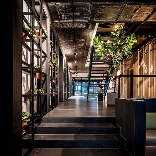 Interieurarchitect Stan Wildenberg kantoor Lomans totaalinstallateurs Capelle gangzone beplanting RobertBoon PlanetOffice Heembouw Hoogendoorn Planeffect Moduleo Fagerhult Viskerinterieurbouw Kerastone Tarkett