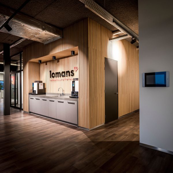 Interieurarchitect Stan Wildenberg kantoor Lomans totaalinstallateurs Capelle pantry gangzone Robert Boon PlanetOffice Heembouw Hoogendoorn Planeffect Moduleo Fagerhult Viskerinterieurbouw Kerastone Tarkett