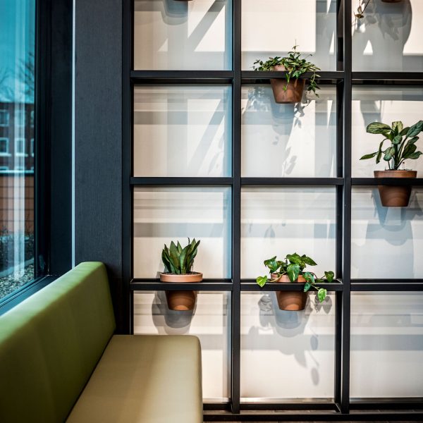 Interieurarchitect Stan Wildenberg kantoor Lomans totaalinstallateurs Capelle bedrijfsrestaurant plantenwand Robert Boon PlanetOffice Heembouw Hoogendoorn Planeffect Moduleo Fagerhult Viskerinterieurbouw Kerastone Tarkett
