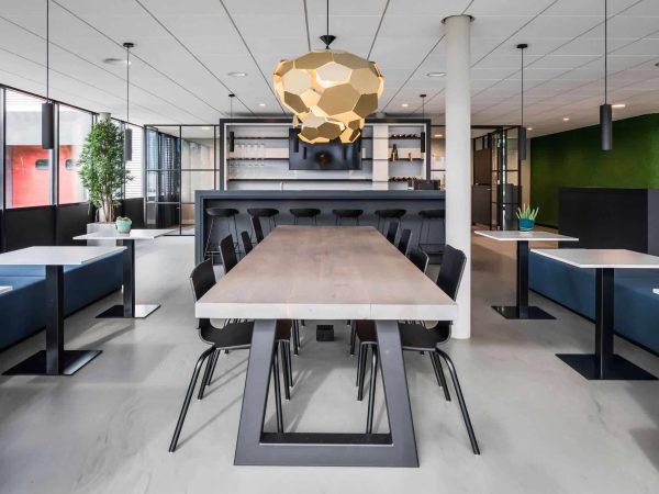 binnenhuisarchitect ontwerp bedrijfsrestaurant hanglamp Gispen stoelen Gispen systeemwand Planeffect gietvloer Sika barkruk Hay interieurdesign Wildenberg