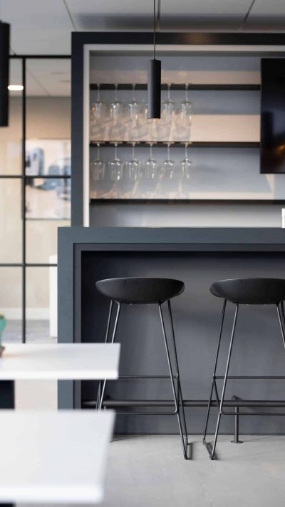 binnenhuisarchitect ontwerp kantoor hanglamp Gispen barkrukken Hay systeemwand Planeffect gietvloer Sika interieurdesign Wildenberg