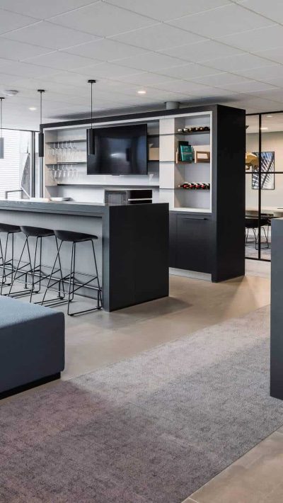 binnenhuisarchitect ontwerp kantoor hanglamp Gispen barkrukken Hay systeemwand Planeffect vloerbedekking Modulyss interieurdesign Wildenberg interieurbouw Van Keulen
