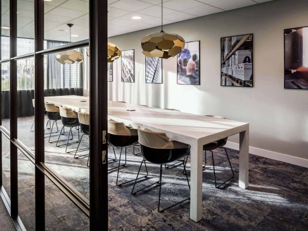 binnenhuisarchitect ontwerp kantoor hanglamp Gispen stoelen Gispen systeemwand Planeffect vloerbedekking Modulyss interieurdesign Wildenberg
