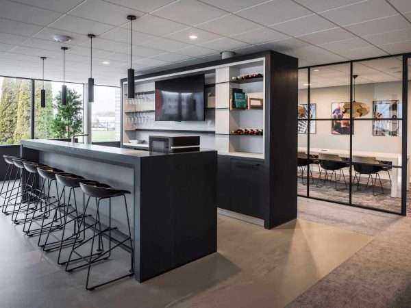 binnenhuisarchitect ontwerp kantoor met pantry Hay barkruk kokerlamp Maretti interieurdesign van Wildenberg